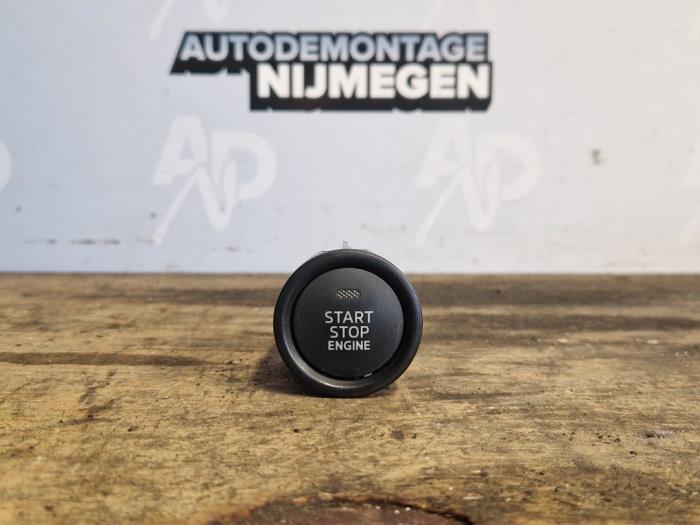 Używane Przelacznik Start/Stop Mazda 3 (BM/BN) 2.0 SkyActiv-G 120 16V Cena na żądanie oferowane przez Autodemontage Nijmegen