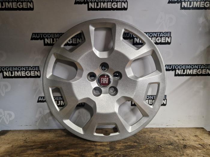 Używane Kolpak Fiat Doblo Cargo (263) 1.6 D Multijet Cena na żądanie oferowane przez Autodemontage Nijmegen