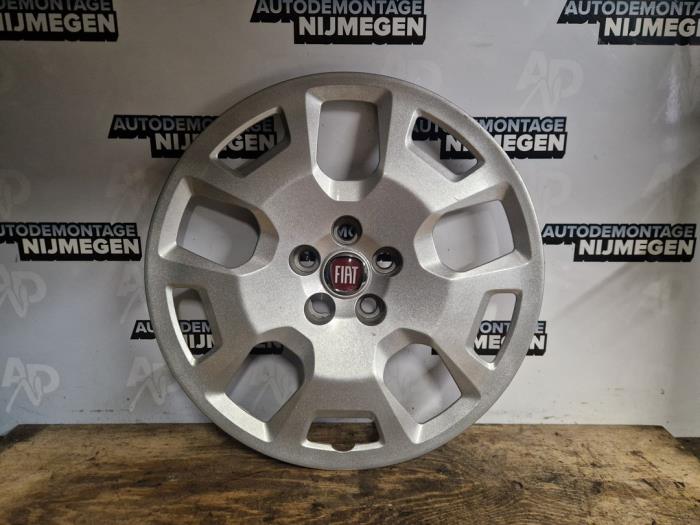 Używane Kolpak Fiat Doblo Cargo (263) 1.6 D Multijet Cena na żądanie oferowane przez Autodemontage Nijmegen