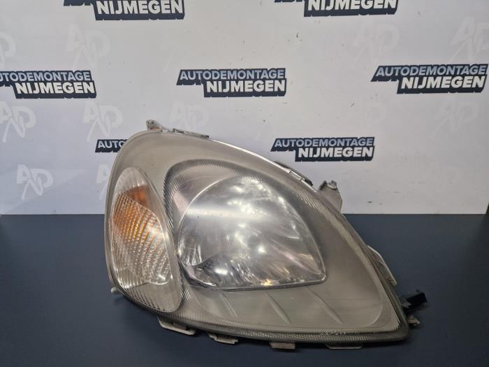 Używane Reflektor prawy Toyota Yaris (P1) 1.0 16V VVT-i Cena na żądanie oferowane przez Autodemontage Nijmegen