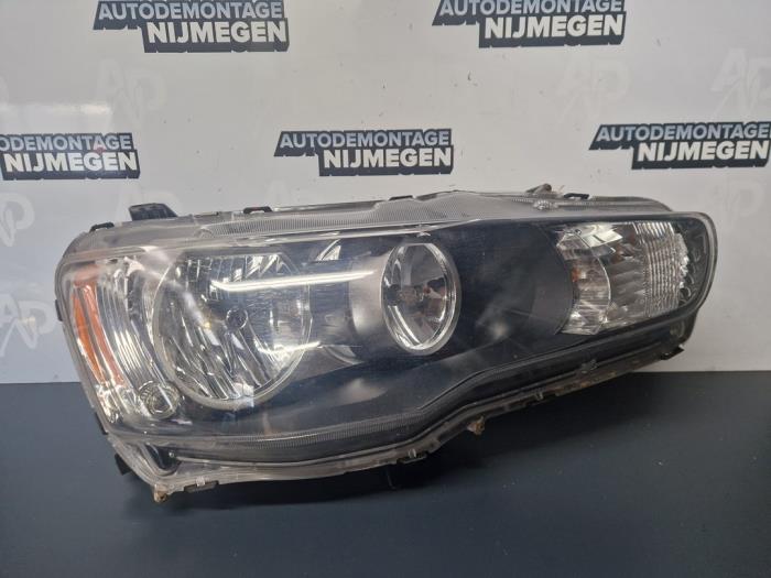 Używane Reflektor prawy Mitsubishi Lancer Sports Sedan (CY/CZ) 1.5 MIVEC 16V Cena na żądanie oferowane przez Autodemontage Nijmegen