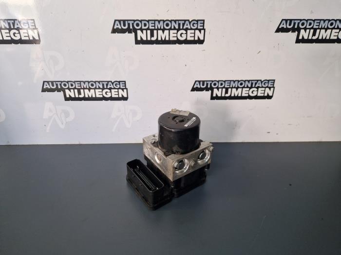 Używane Pompa ABS Ford Focus 3 Wagon 1.0 Ti-VCT EcoBoost 12V 125 Cena na żądanie oferowane przez Autodemontage Nijmegen