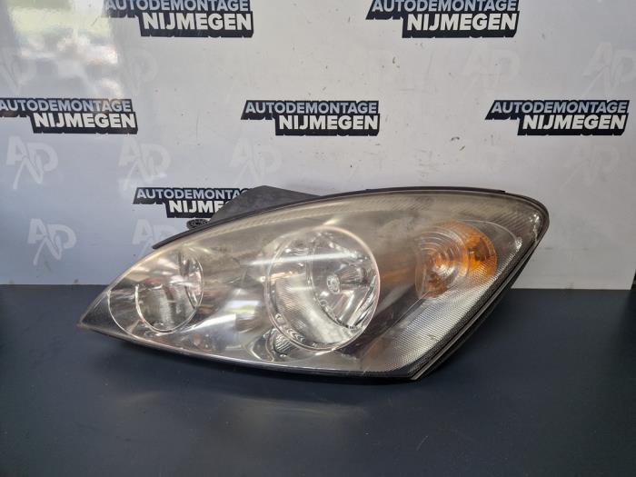 Używane Reflektor lewy Kia Cee'd Sporty Wagon (EDF) 1.4 16V Cena na żądanie oferowane przez Autodemontage Nijmegen