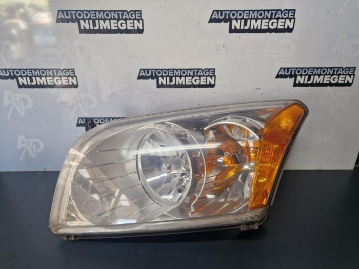 Używane Reflektor lewy Dodge Caliber 1.8 16V Cena na żądanie oferowane przez Autodemontage Nijmegen