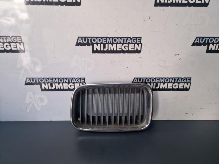 Begagnade Grill BMW 3 serie (E36/4) 316i Pris på förfrågan erbjuds av Autodemontage Nijmegen