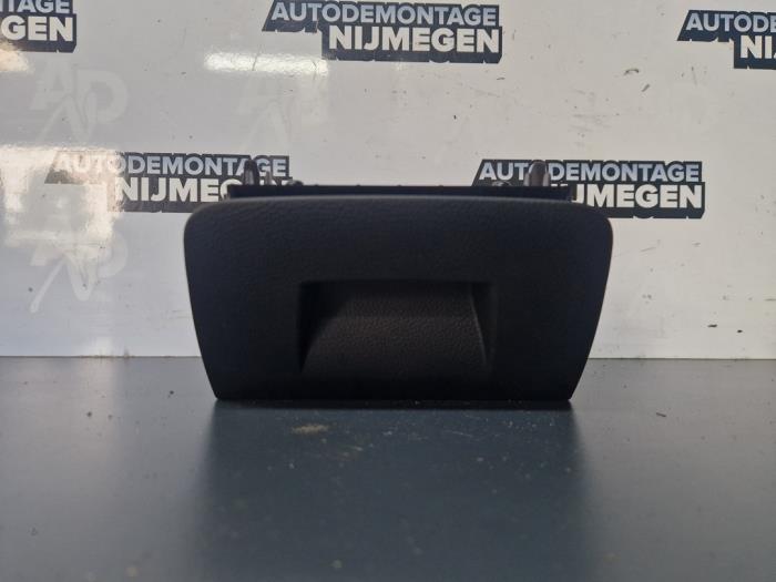 Gebrauchte Ablagefach BMW 4 serie Gran Coupe (F36) 418i 1.5 TwinPower Turbo 12V Preis auf Anfrage angeboten von Autodemontage Nijmegen