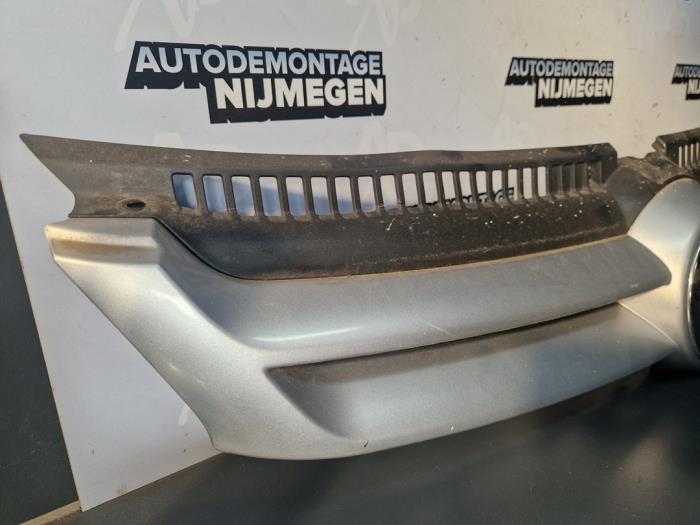 Używane Grill Volkswagen Golf Plus (5M1/1KP) 1.6 FSI 16V Cena na żądanie oferowane przez Autodemontage Nijmegen