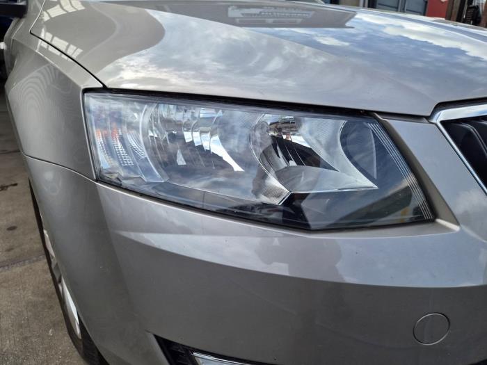 Używane Reflektor prawy Skoda Octavia Combi (5EAC) 1.2 TSI 16V Cena na żądanie oferowane przez Autodemontage Nijmegen