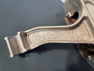 Engine mount from a Volkswagen Tiguan (AD1) 1.5 TSI 16V 2020