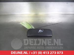 Używane Uchwyt drzwi prawych wersja 2-drzwiowa Daihatsu Cuore (L251/271/276) 1.0 12V Cena € 25,00 Procedura marży oferowane przez V.Deijne Jap.Auto-onderdelen BV