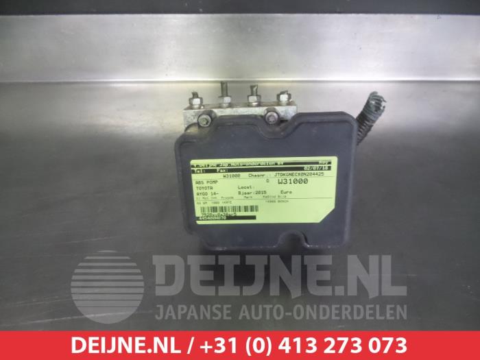 Usagé Bloc ABS Toyota Aygo (B40) 1.0 12V VVT-i Prix € 50,00 Règlement à la marge proposé par V.Deijne Jap.Auto-onderdelen BV