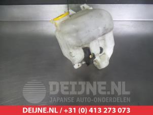 Usagé Réservoir lave-glace avant Subaru Forester (SG) 2.0 16V X Prix € 25,00 Règlement à la marge proposé par V.Deijne Jap.Auto-onderdelen BV