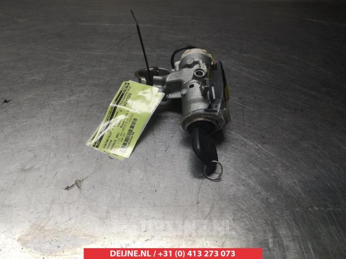 Ignition lock + key from a Toyota Avensis Verso (M20) 2.0 D-4D 16V 2003