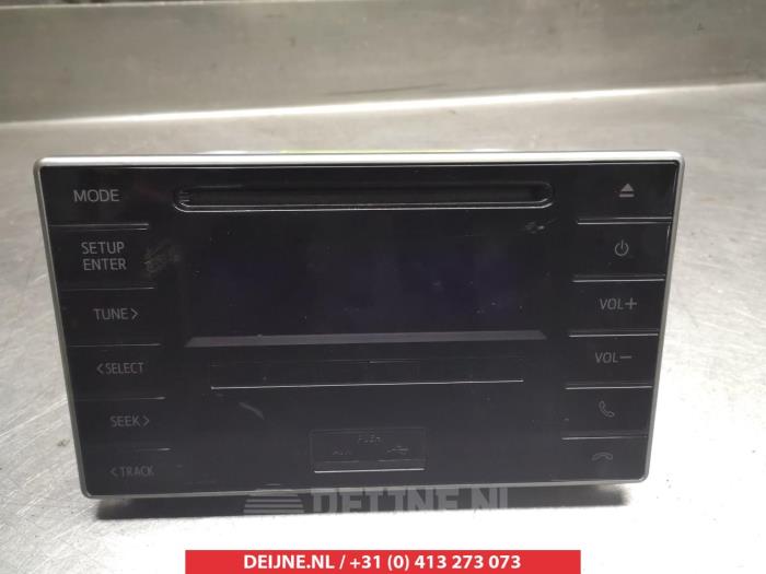 Radio from a Toyota Hilux VI 2.4 D 16V 4WD 2017