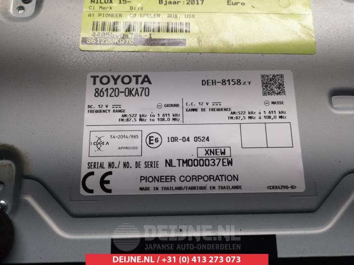Radio from a Toyota Hilux VI 2.4 D 16V 4WD 2017