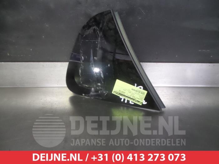 Usados Ventanilla triangular izquierda detrás Suzuki SX4 S-Cross (JY) 1.6 16V Precio € 35,00 Norma de margen ofrecido por V.Deijne Jap.Auto-onderdelen BV