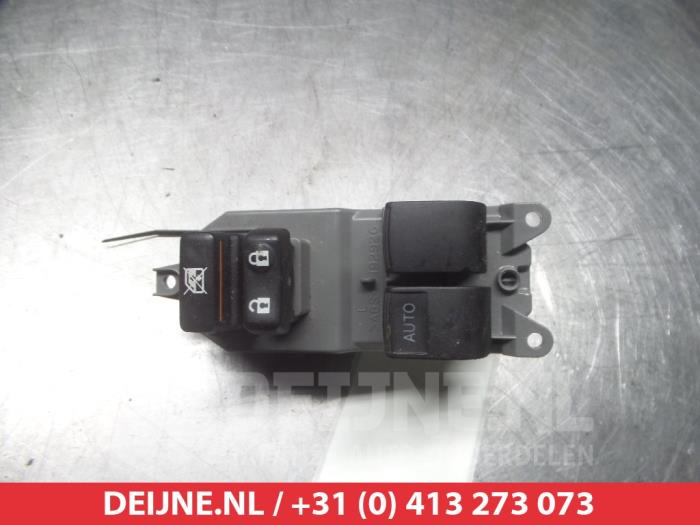 Usados Interruptor combinado de ventanillas Toyota Yaris III (P13) 1.0 12V VVT-i Precio € 25,00 Norma de margen ofrecido por V.Deijne Jap.Auto-onderdelen BV