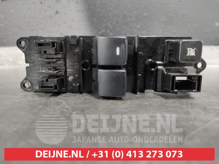 Usados Interruptor combinado de ventanillas Mitsubishi Space Star (A0) 1.0 12V Precio € 30,00 Norma de margen ofrecido por V.Deijne Jap.Auto-onderdelen BV