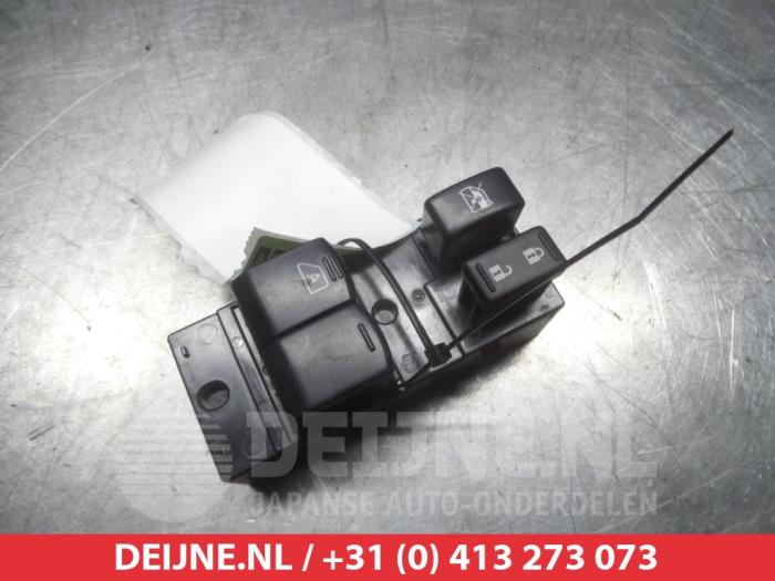 Usados Interruptor combinado de ventanillas Nissan Micra (K13) 1.2 12V DIG-S Precio € 35,00 Norma de margen ofrecido por V.Deijne Jap.Auto-onderdelen BV