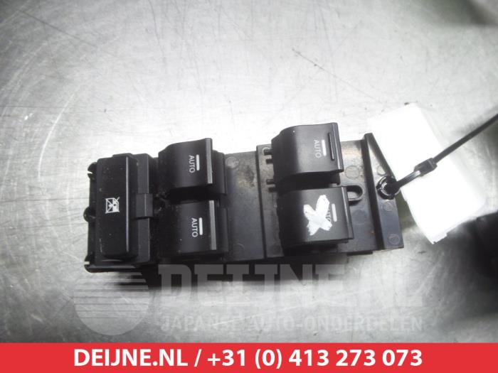 Usados Interruptor combinado de ventanillas Hyundai i40 CW (VFC) 1.7 CRDi 16V Precio € 50,00 Norma de margen ofrecido por V.Deijne Jap.Auto-onderdelen BV