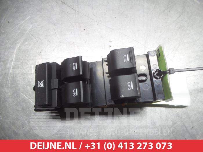 Usados Interruptor combinado de ventanillas Hyundai i40 CW (VFC) 1.7 CRDi 16V Precio € 50,00 Norma de margen ofrecido por V.Deijne Jap.Auto-onderdelen BV