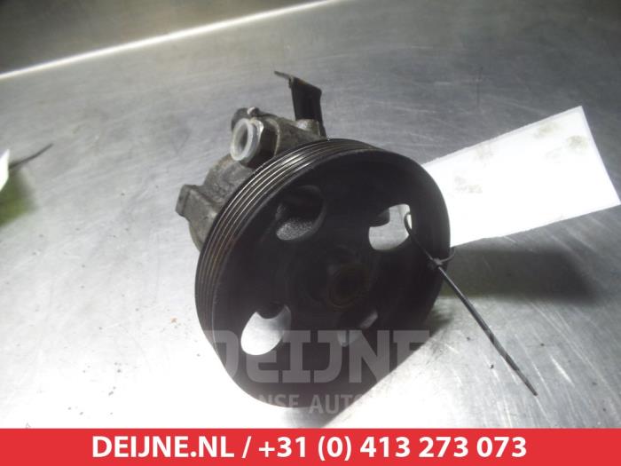 Power steering pump from a Mitsubishi Space Star (DG) 1.9 DI-D 2003