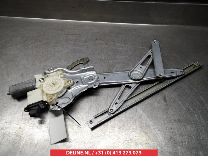 Window mechanism 4-door, front right from a Toyota Corolla Wagon (E12) 1.4 D-4D 16V 2006