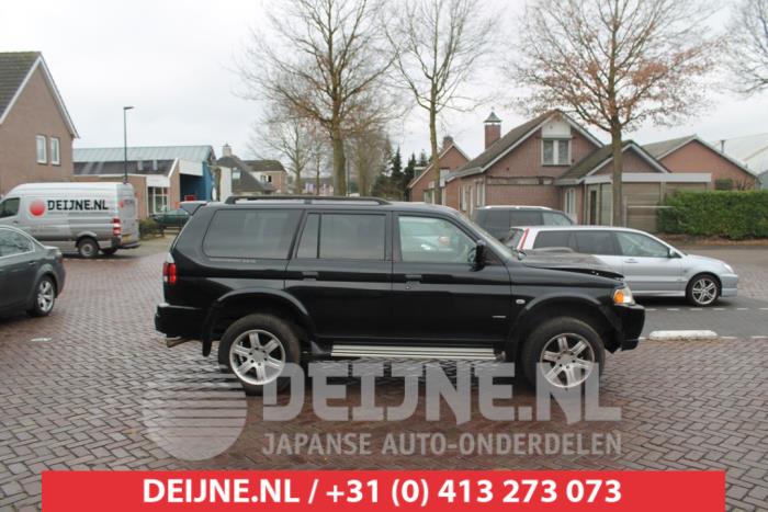 Usados Ventanilla triangular derecha detrás Mitsubishi Pajero Sport (K7/9) 2.5 TD GLS Precio € 35,00 Norma de margen ofrecido por V.Deijne Jap.Auto-onderdelen BV