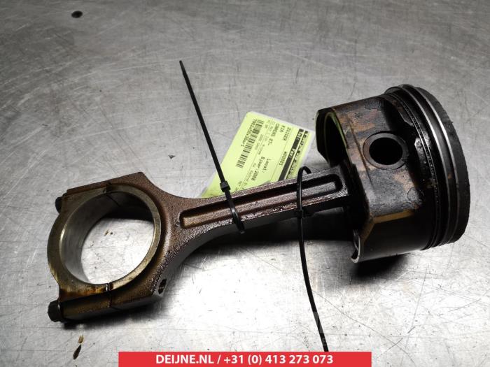 Usagé Piston Kia Carens III (FG) 2.0i CVVT 16V Prix € 75,00 Règlement à la marge proposé par V.Deijne Jap.Auto-onderdelen BV