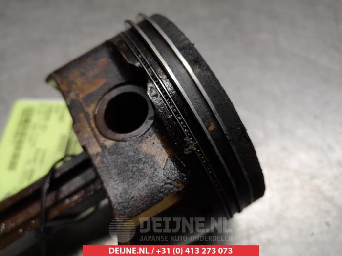 Kolben van een Kia Carens III (FG) 2.0i CVVT 16V 2008