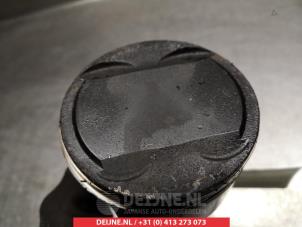 Kolben van een Kia Carens III (FG) 2.0i CVVT 16V 2008