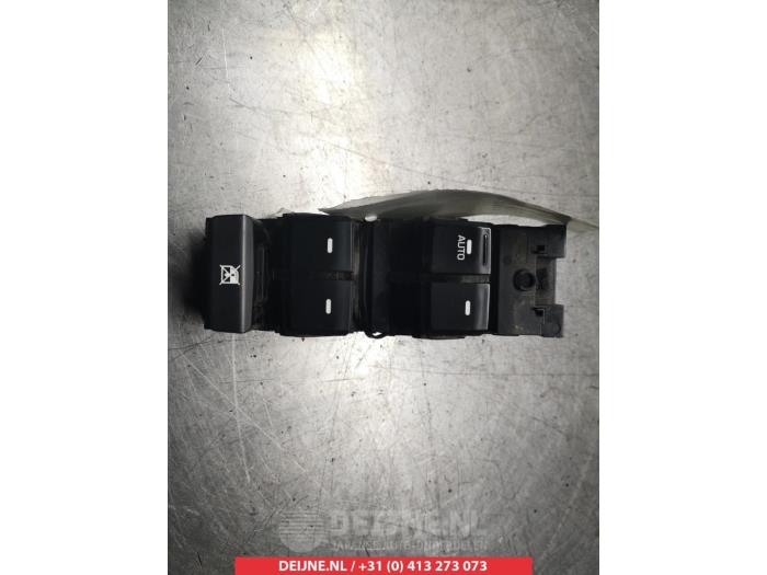 Usados Interruptor combinado de ventanillas Hyundai i20 (GBB) 1.1 CRDi VGT 12V Precio € 35,00 Norma de margen ofrecido por V.Deijne Jap.Auto-onderdelen BV