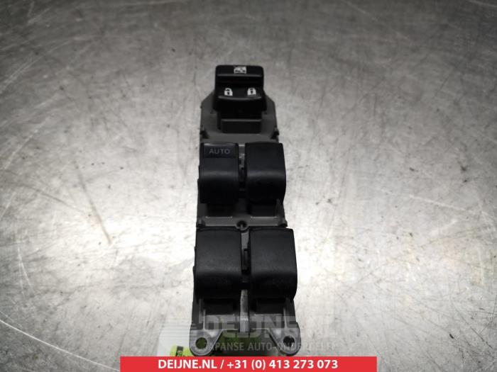 Usados Interruptor combinado de ventanillas Toyota Auris (E18) 1.4 D-4D-F 16V Precio € 35,00 Norma de margen ofrecido por V.Deijne Jap.Auto-onderdelen BV
