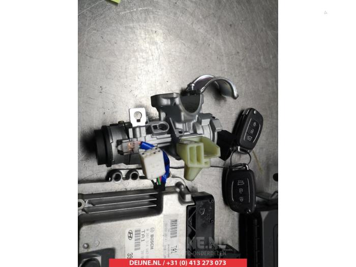 Ignition lock + key from a Hyundai Tucson (TL) 1.6 GDi 16V 2WD 2017
