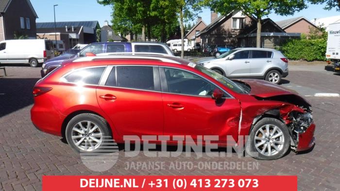 Usados Ventanilla triangular derecha detrás Mazda 6 SportBreak (GJ/GH/GL) 2.2 SkyActiv-D 150 16V Precio € 35,00 Norma de margen ofrecido por V.Deijne Jap.Auto-onderdelen BV