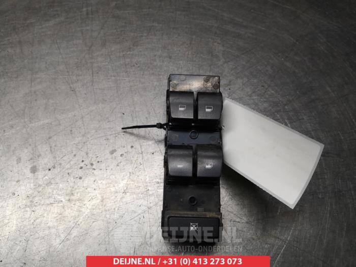 Usados Interruptor combinado de ventanillas Hyundai i30 (PDEB5/PDEBB/PDEBD/PDEBE) 1.6 CRDi 16V VGT Precio € 75,00 Norma de margen ofrecido por V.Deijne Jap.Auto-onderdelen BV