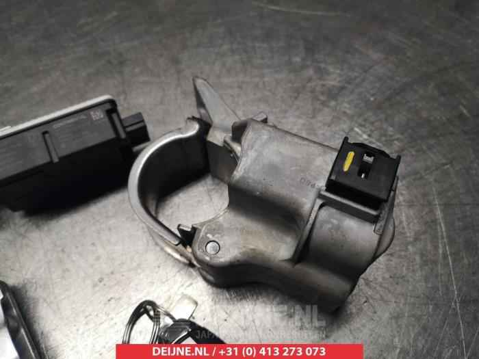 Używane Stacyjka + Kluczyk Suzuki Baleno (EW/FW) 1.0 Booster Jet Turbo 12V Cena € 100,00 Procedura marży oferowane przez V.Deijne Jap.Auto-onderdelen BV