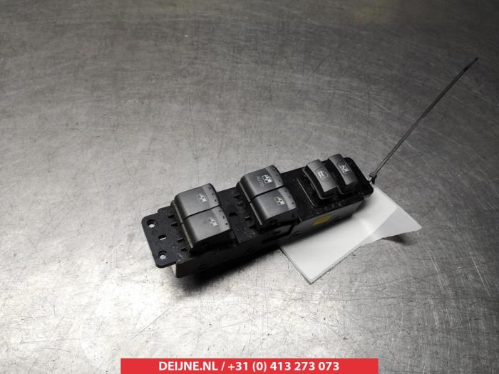 Usados Interruptor combinado de ventanillas Ssang Yong Kyron 2.0 M 200 Xdi 16V 4x2 Precio € 35,00 Norma de margen ofrecido por V.Deijne Jap.Auto-onderdelen BV