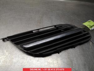Używane Grill Nissan Almera Tino (V10M) 2.2 Di 16V Cena € 20,00 Procedura marży oferowane przez V.Deijne Jap.Auto-onderdelen BV
