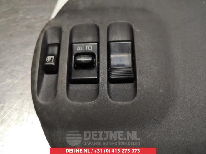 Usados Interruptor combinado de ventanillas Daihatsu Terios (J1) 1.3 16V DVVT 4x4 Precio € 25,00 Norma de margen ofrecido por V.Deijne Jap.Auto-onderdelen BV