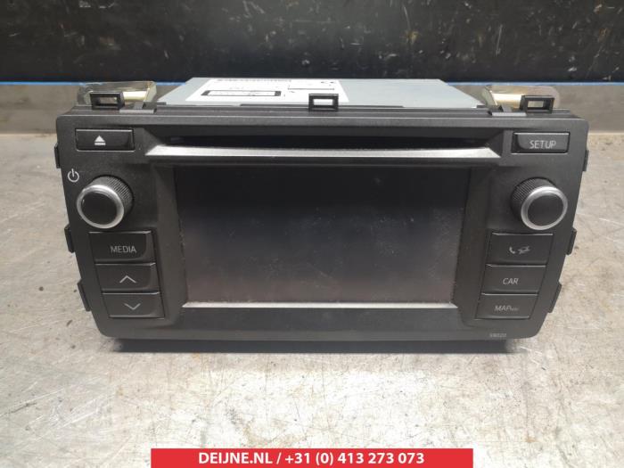 Używane Radio Toyota Auris Touring Sports (E18) 1.4 D-4D-F 16V Cena € 100,00 Procedura marży oferowane przez V.Deijne Jap.Auto-onderdelen BV