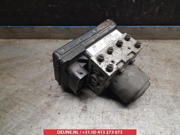 Usagé Pompe ABS Toyota Corolla Verso (E12) 2.0 D-4D 16V 90 Prix € 50,00 Règlement à la marge proposé par V.Deijne Jap.Auto-onderdelen BV