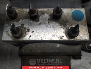 ABS Pumpe van een Mitsubishi L-200 2.5 TDI 4x4 2003