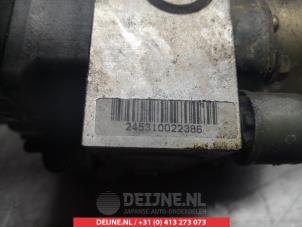 ABS Pumpe van een Mitsubishi L-200 2.5 TDI 4x4 2003