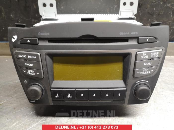 Radio from a Hyundai iX35 (LM) 1.7 CRDi 16V 2014