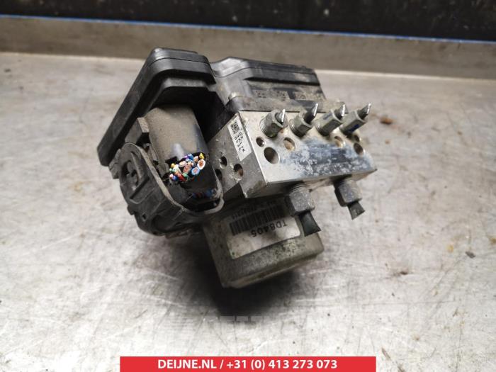 Begagnade ABS-pump Nissan Juke (F15) 1.6 16V Pris € 100,00 Marginaltabell erbjuds av V.Deijne Jap.Auto-onderdelen BV