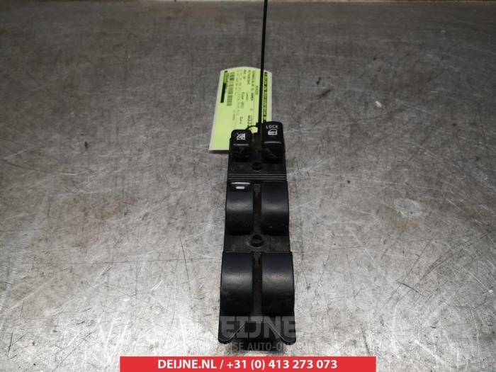 Usados Interruptor combinado de ventanillas Mitsubishi ASX 1.8 DI-D HP MIVEC 16V 4x4 Precio € 35,00 Norma de margen ofrecido por V.Deijne Jap.Auto-onderdelen BV