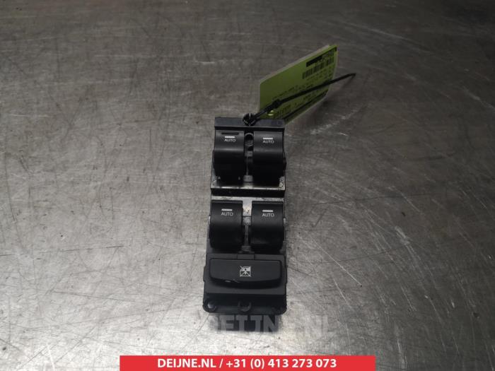 Usados Interruptor combinado de ventanillas Hyundai i40 CW (VFC) 1.7 CRDi 16V Precio € 50,00 Norma de margen ofrecido por V.Deijne Jap.Auto-onderdelen BV