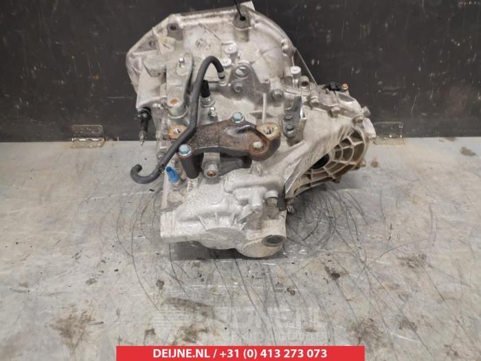 Gearbox from a Nissan Qashqai (J10) 2.0 dCi 2011