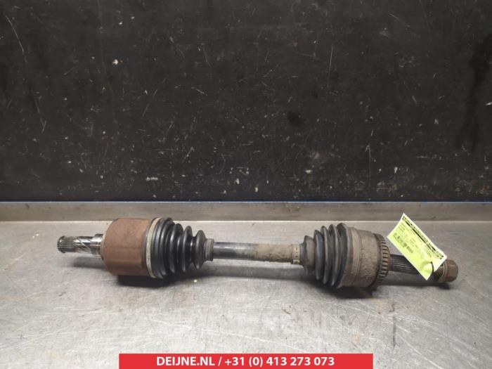 Usagé Cardan gauche (transmission) Nissan Almera Tino (V10M) 2.2 Di 16V Prix € 40,00 Règlement à la marge proposé par V.Deijne Jap.Auto-onderdelen BV